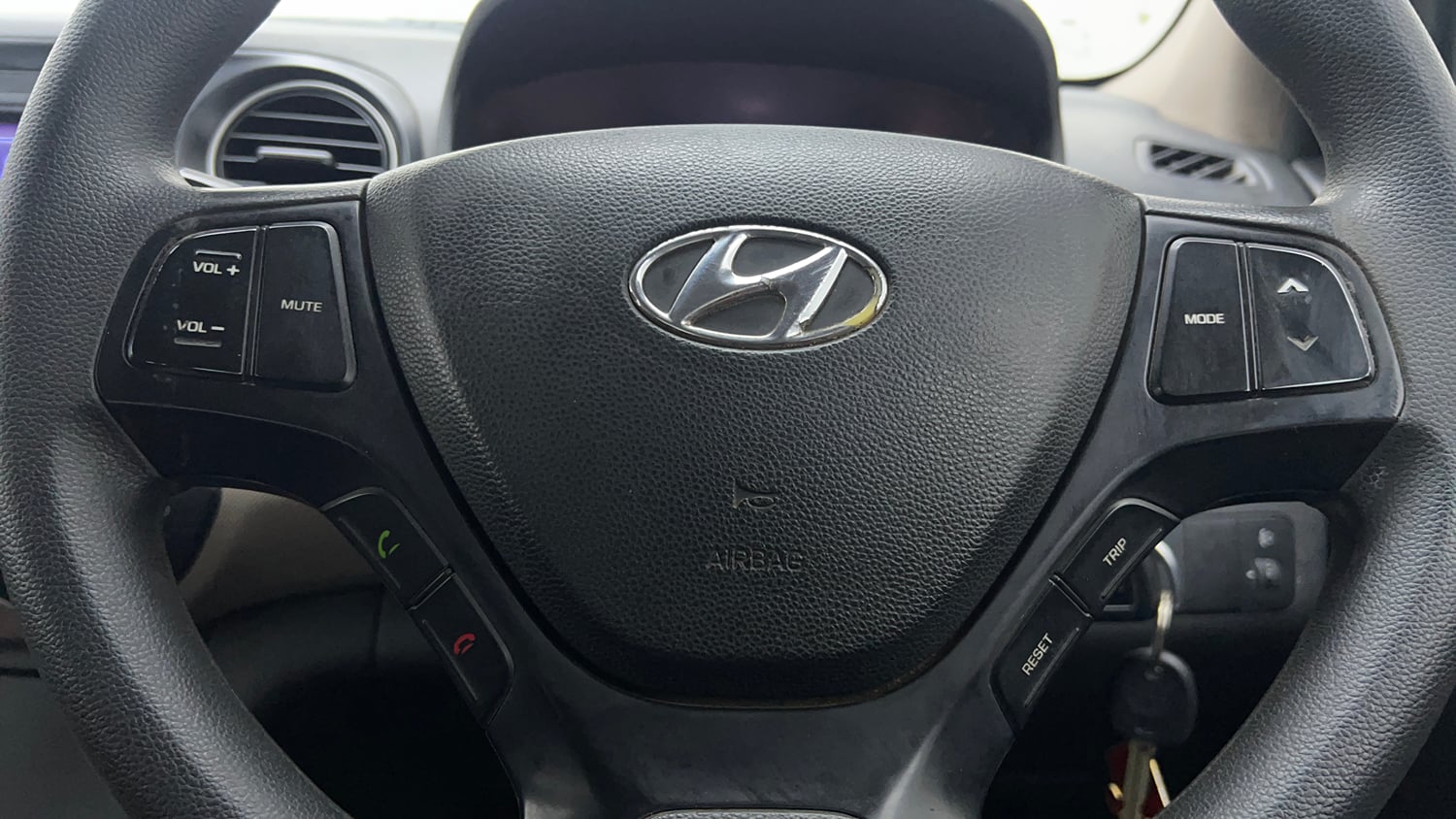 Used 2016 Hyundai Xcent S 1.2 Petrol Manual top_features Steering mounted controls