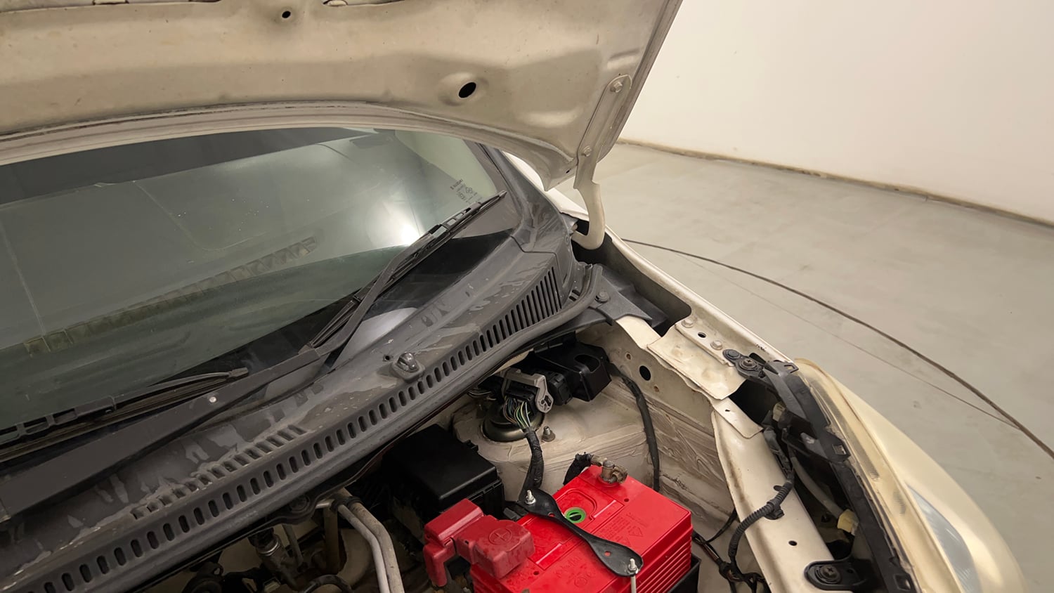 Used 2012 Maruti Suzuki Wagon R 1.0 VXi Petrol Manual engine ENGINE LEFT SIDE HINGE & APRON VIEW