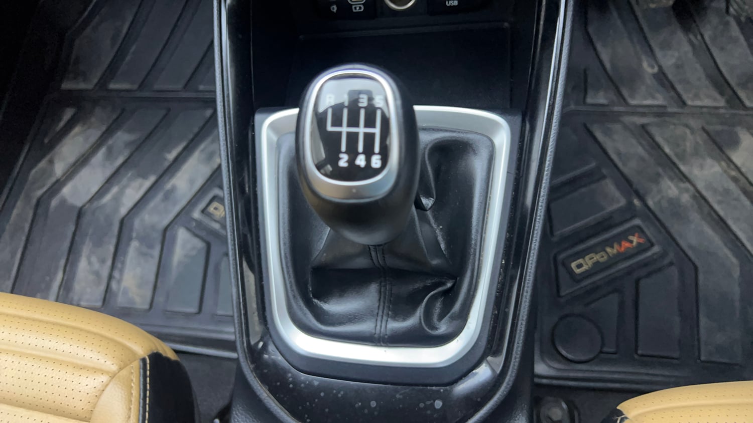Used 2024 Kia Sonet HTX Plus 1.5 Diesel MT Diesel Manual interior GEAR  KNOB VIEW