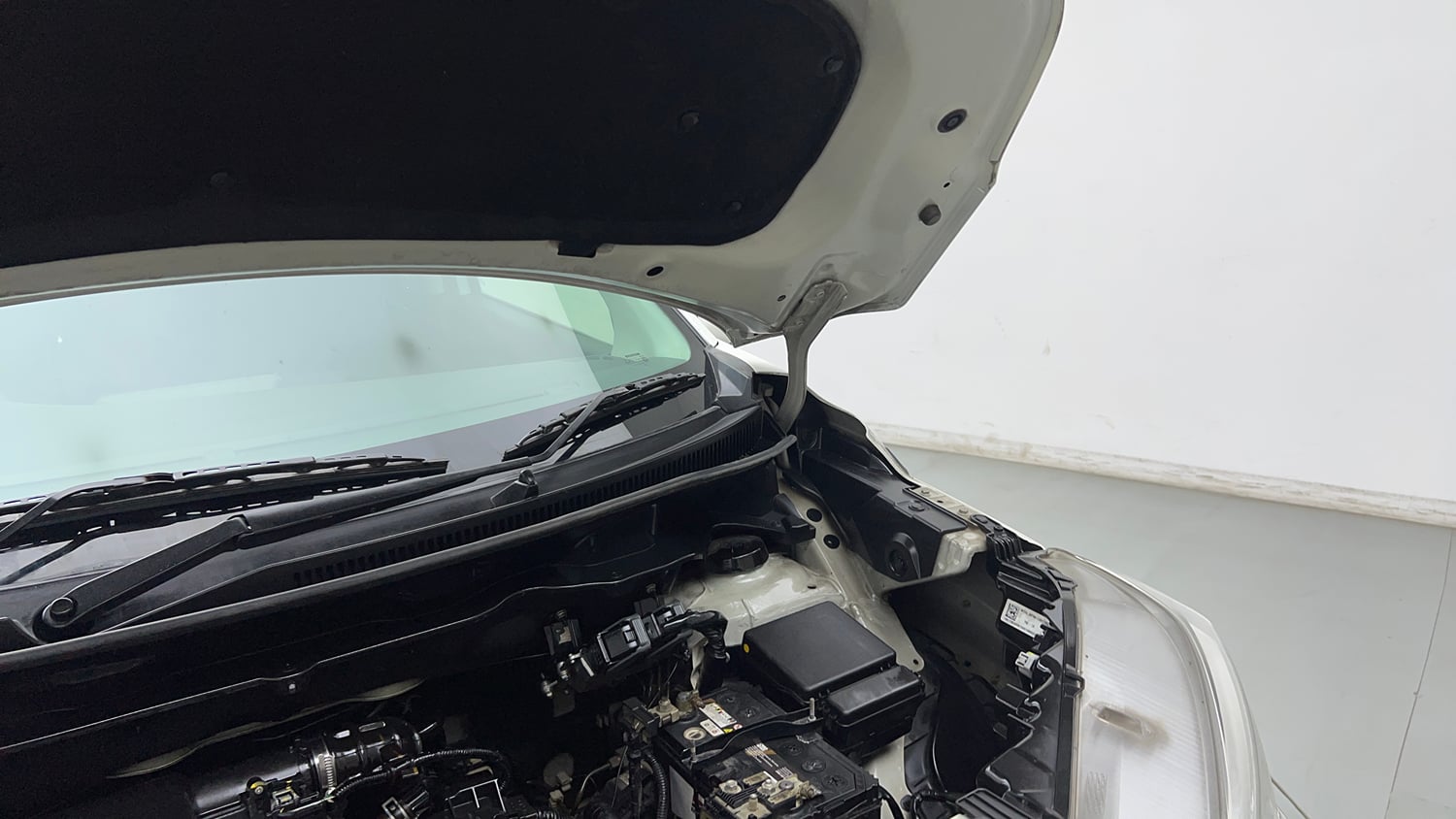 Used 2022 Maruti Suzuki XL6 Alpha Plus MT Petrol Petrol Manual engine ENGINE LEFT SIDE HINGE & APRON VIEW