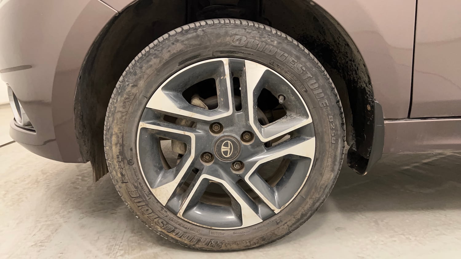 Used 2018 Tata Tigor Revotron XZA Petrol Automatic tyres LEFT FRONT TYRE RIM VIEW