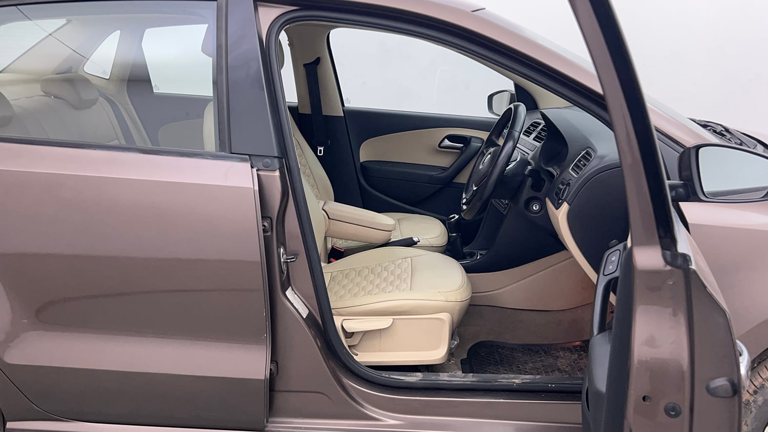 Used 2018 Volkswagen Ameo Highline1.2L Plus (P) 16 Alloy Petrol Manual interior RIGHT SIDE FRONT DOOR CABIN VIEW