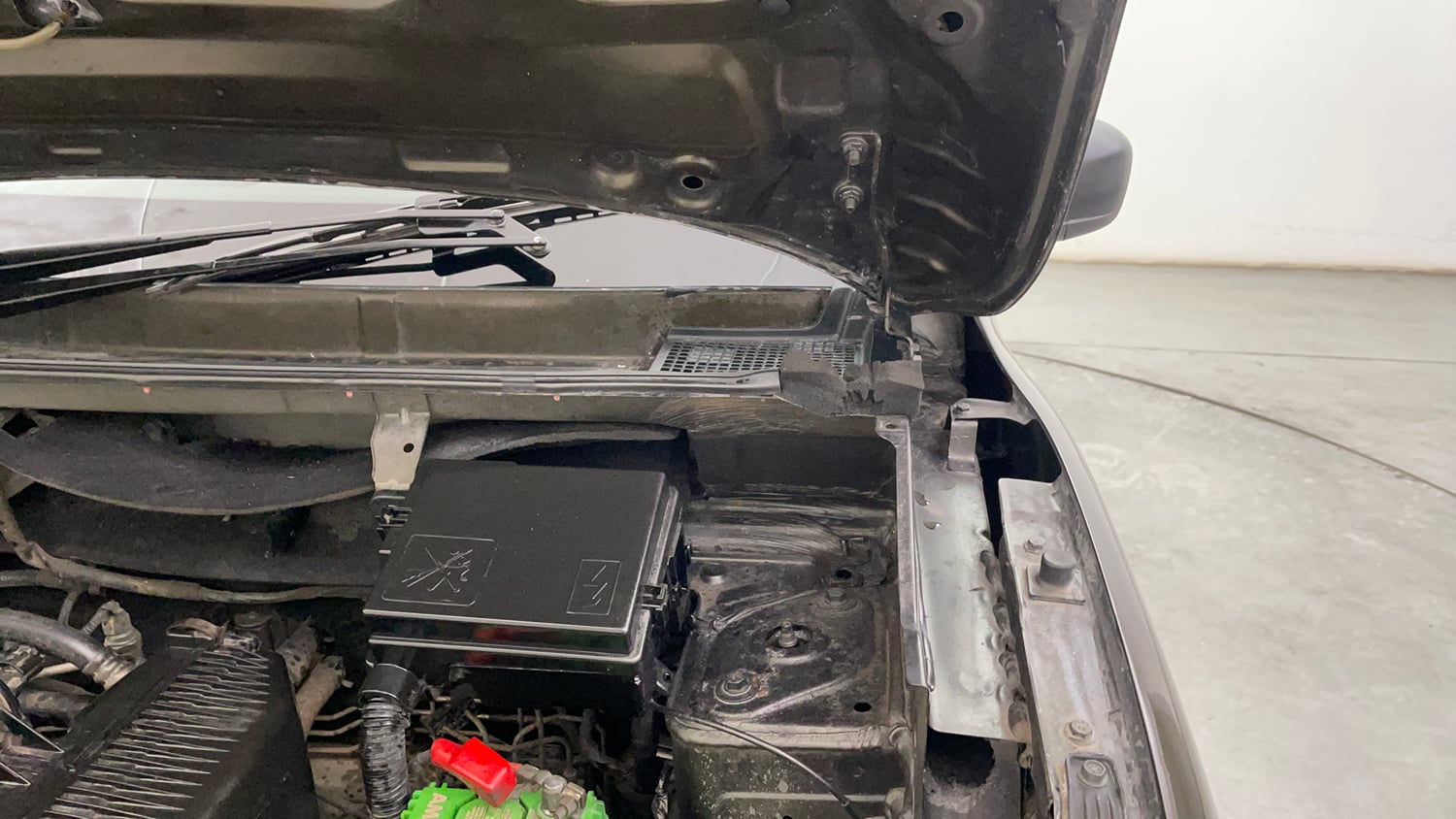 Used 2020 Renault Kwid RXT Petrol Manual engine ENGINE LEFT SIDE HINGE & APRON VIEW
