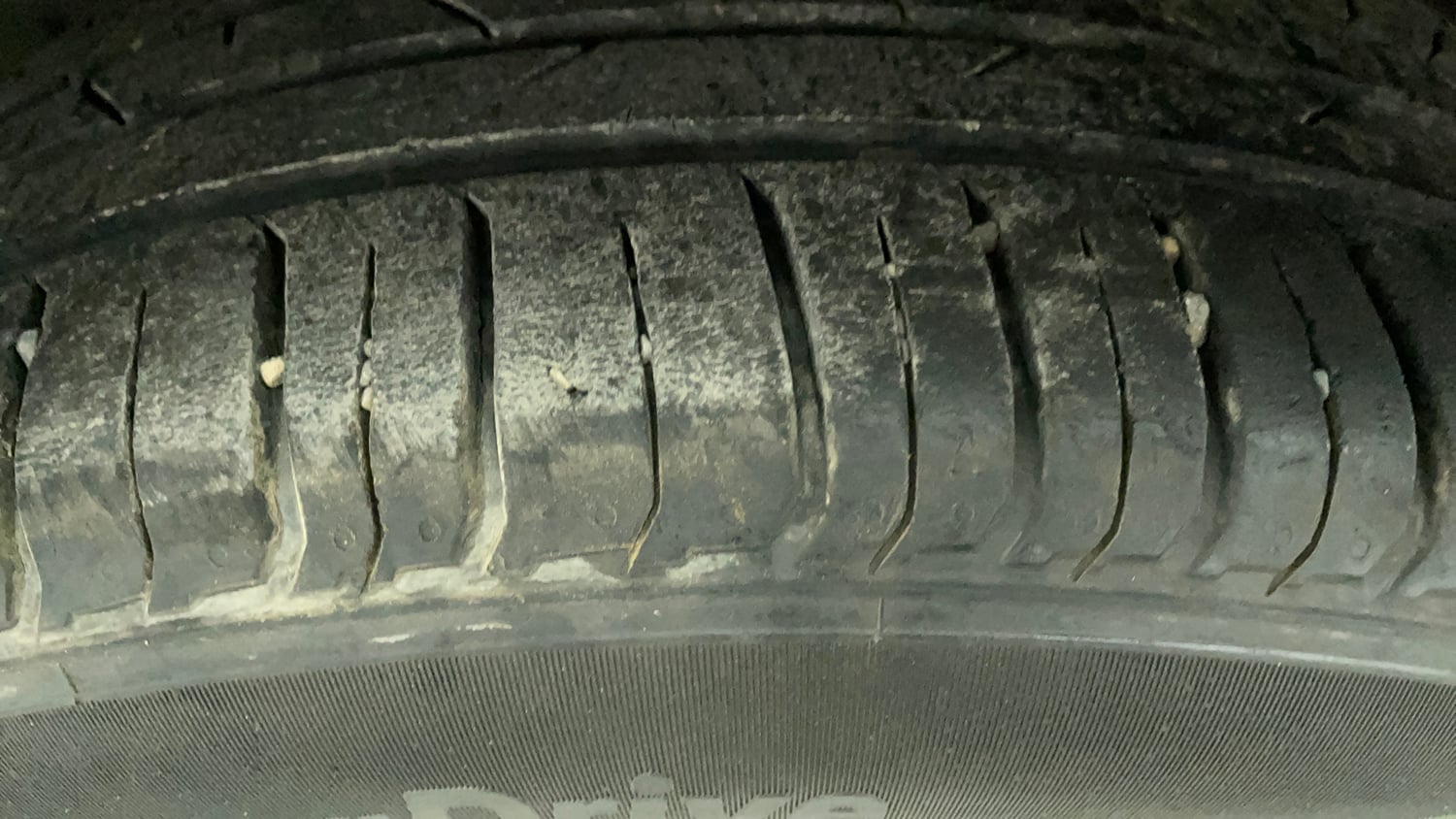 Used 2024 Hyundai Venue SX (O) 1.0 Turbo DCT Petrol Automatic tyres LEFT FRONT TYRE TREAD VIEW