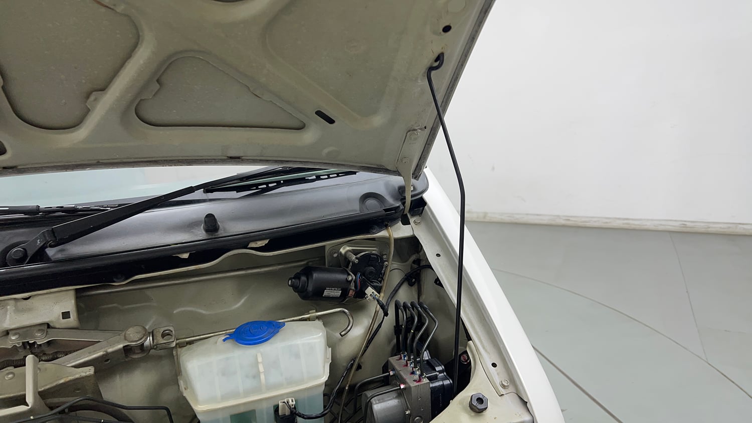 Used 2022 Maruti Suzuki Eeco 5 STR AC (O) Petrol Manual engine ENGINE LEFT SIDE HINGE & APRON VIEW
