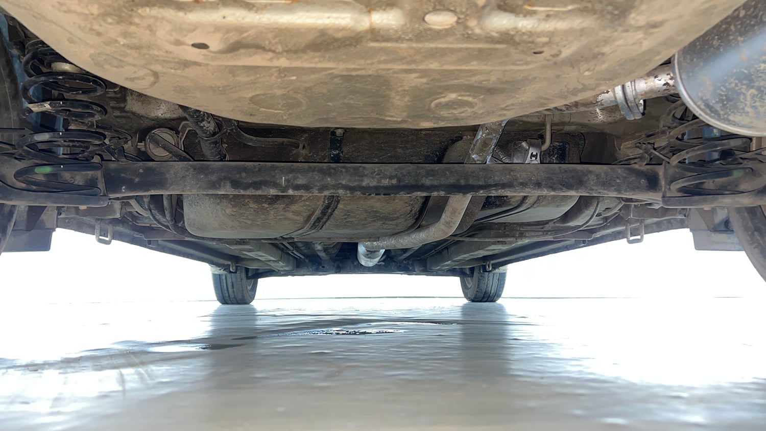 Used 2017 Maruti Suzuki Ciaz Zeta 1.4 AT Petrol Automatic extra REAR UNDERBODY VIEW (TAKEN FROM REAR)