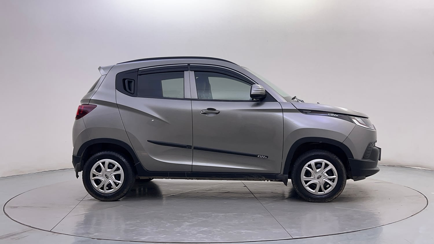 Used 2017 Mahindra KUV100 K4 6 STR Petrol Manual exterior RIGHT SIDE VIEW