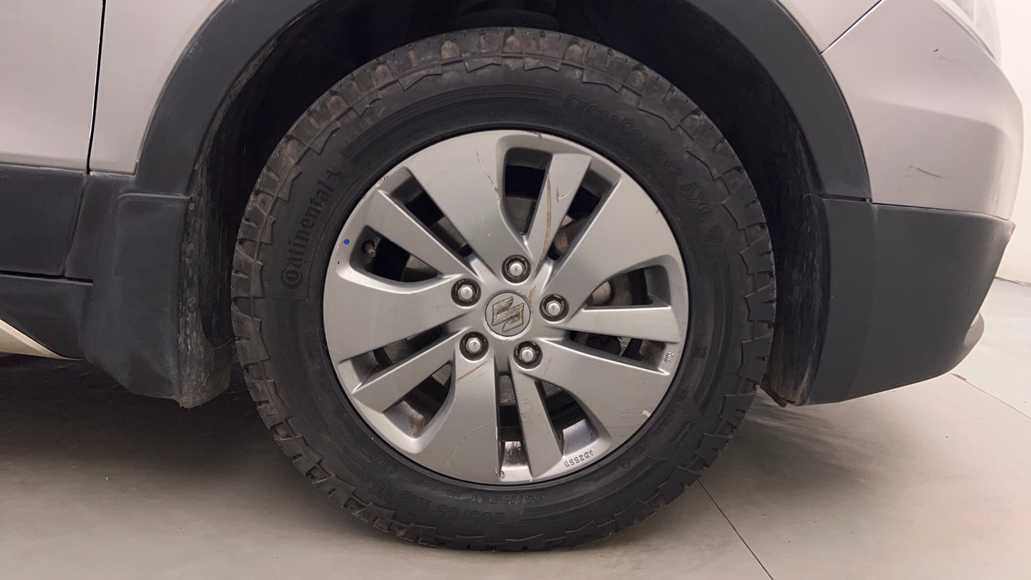 Used 2016 Maruti Suzuki S-Cross Zeta 1.3 Diesel Manual tyres RIGHT FRONT TYRE RIM VIEW