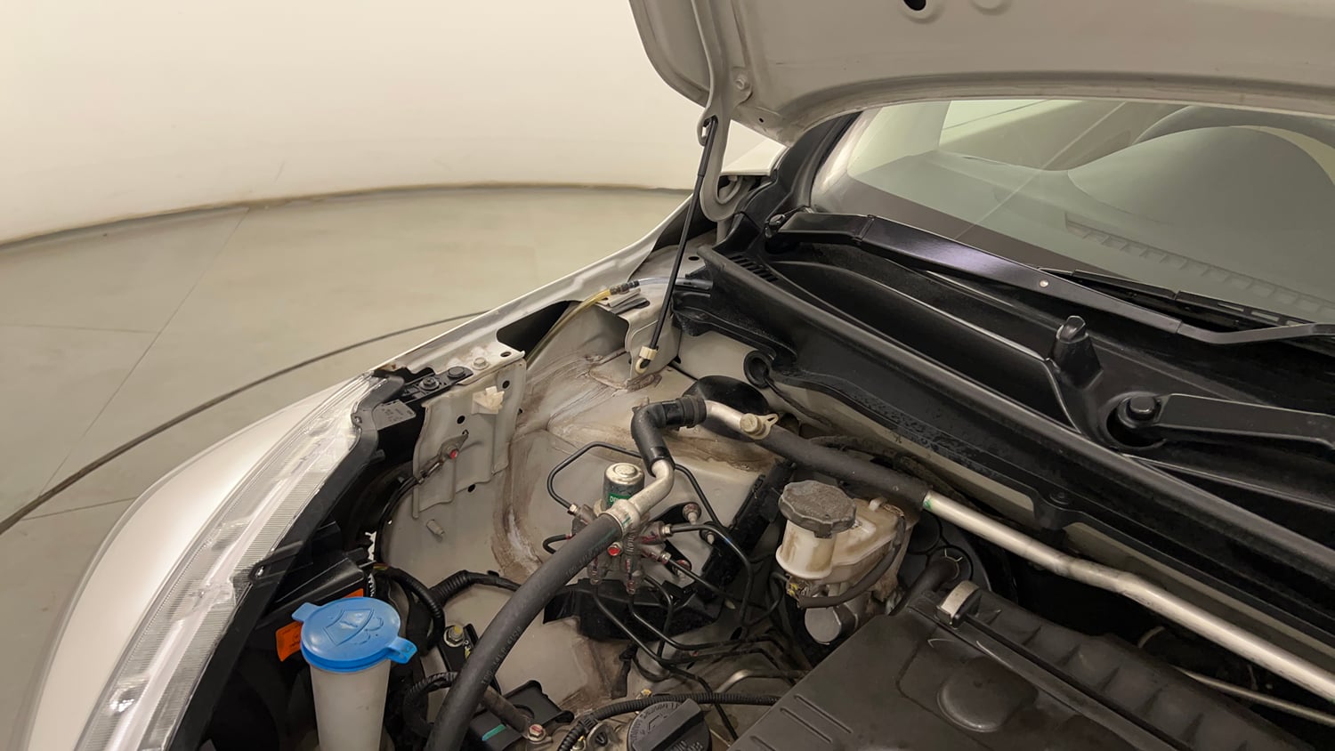 Used 2017 Maruti Suzuki Celerio ZXi Petrol Manual engine ENGINE RIGHT SIDE HINGE & APRON VIEW
