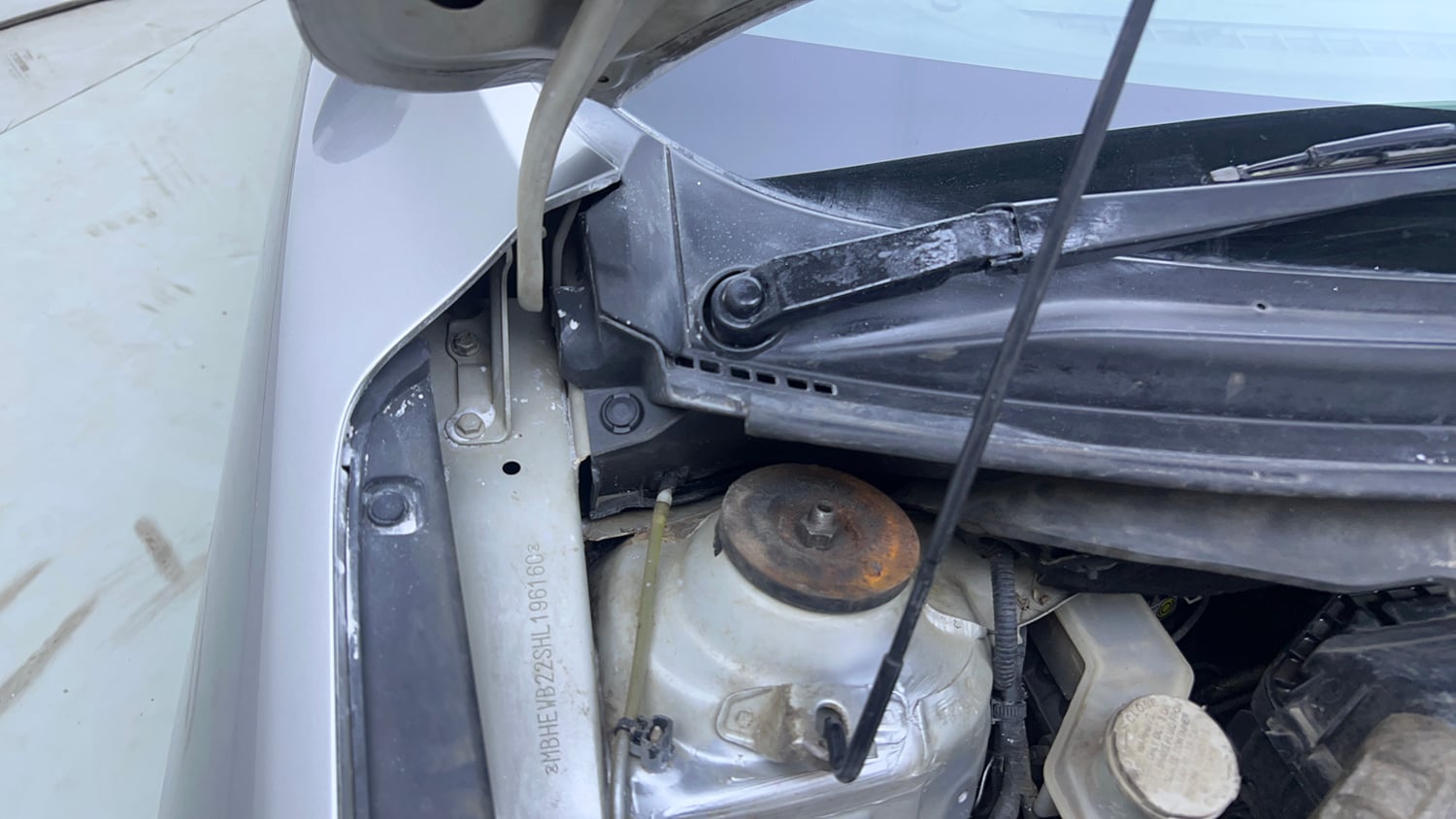 Used 2018 Maruti Suzuki Baleno Alpha 1.2 Petrol Manual engine ENGINE RIGHT SIDE HINGE & APRON VIEW