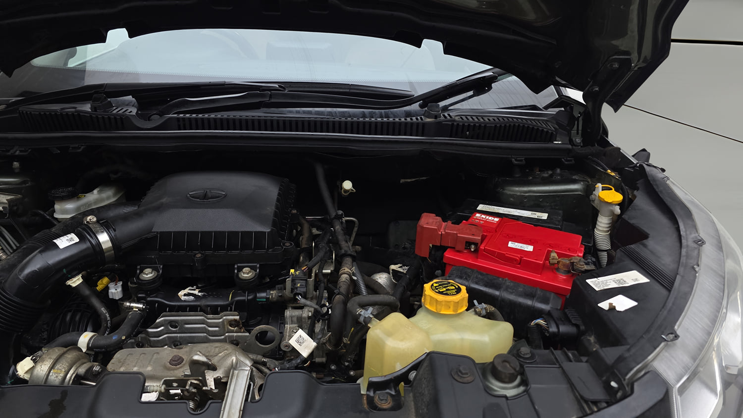 Used 2023 Tata Nexon XZ Plus LUXS Petrol Manual engine ENGINE LEFT SIDE HINGE & APRON VIEW