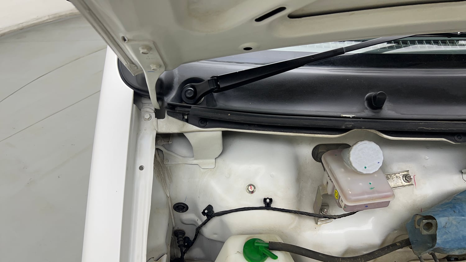 Used 2024 Maruti Suzuki Eeco 5 STR AC (O) CNG Cng Manual engine ENGINE RIGHT SIDE HINGE & APRON VIEW