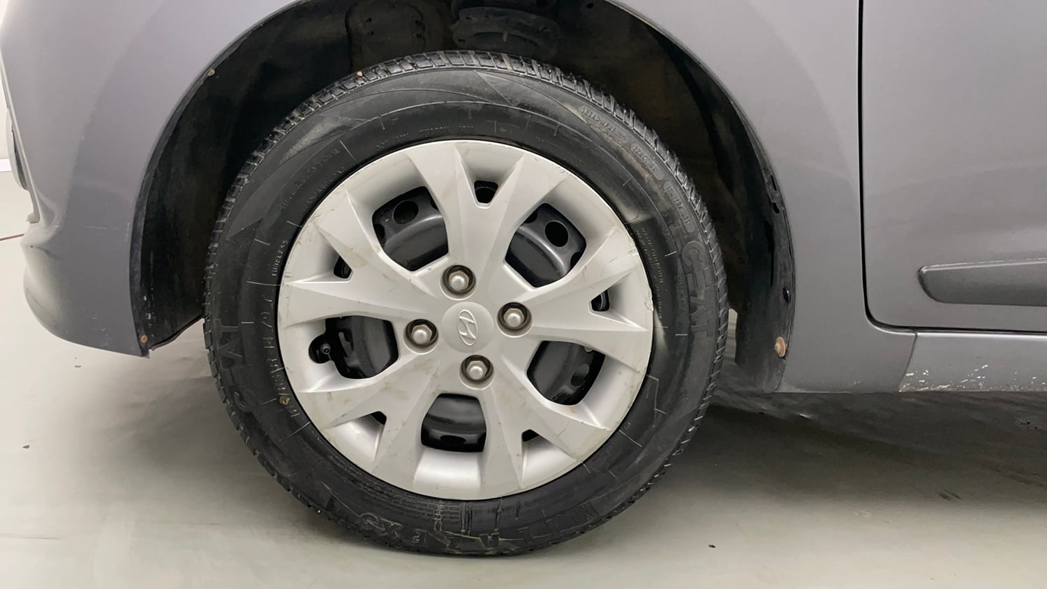 Used 2016 Hyundai Grand i10 Sportz 1.2 Kappa VTVT Petrol Manual tyres LEFT FRONT TYRE RIM VIEW