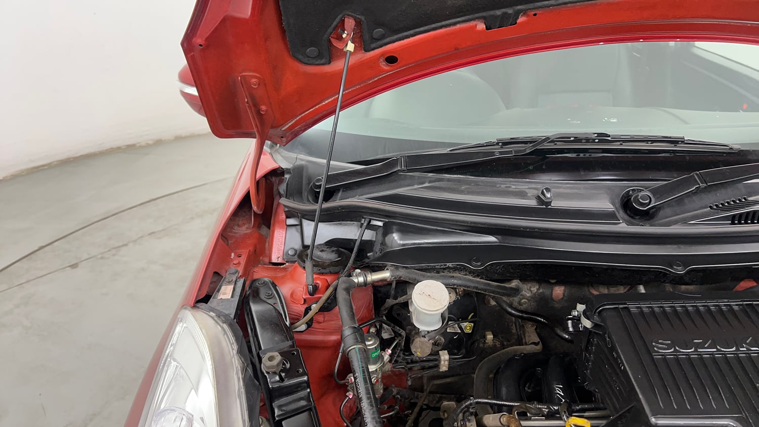 Used 2014 Maruti Suzuki Swift VXi Petrol Manual engine ENGINE RIGHT SIDE HINGE & APRON VIEW
