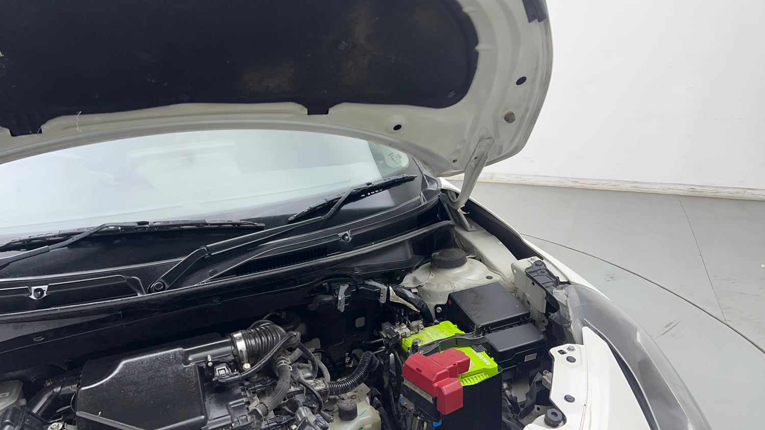 Used 2024 Maruti Suzuki Swift VXi (O) AMT Petrol Automatic engine ENGINE LEFT SIDE HINGE & APRON VIEW