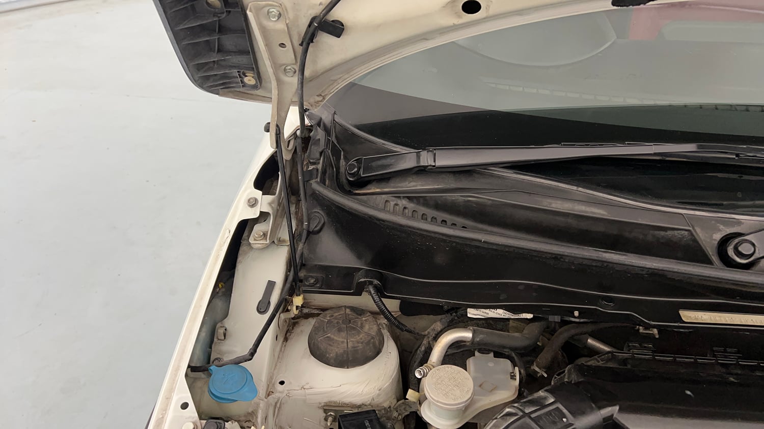 Used 2017 Maruti Suzuki Ignis Zeta 1.2 MT Petrol Manual engine ENGINE RIGHT SIDE HINGE & APRON VIEW