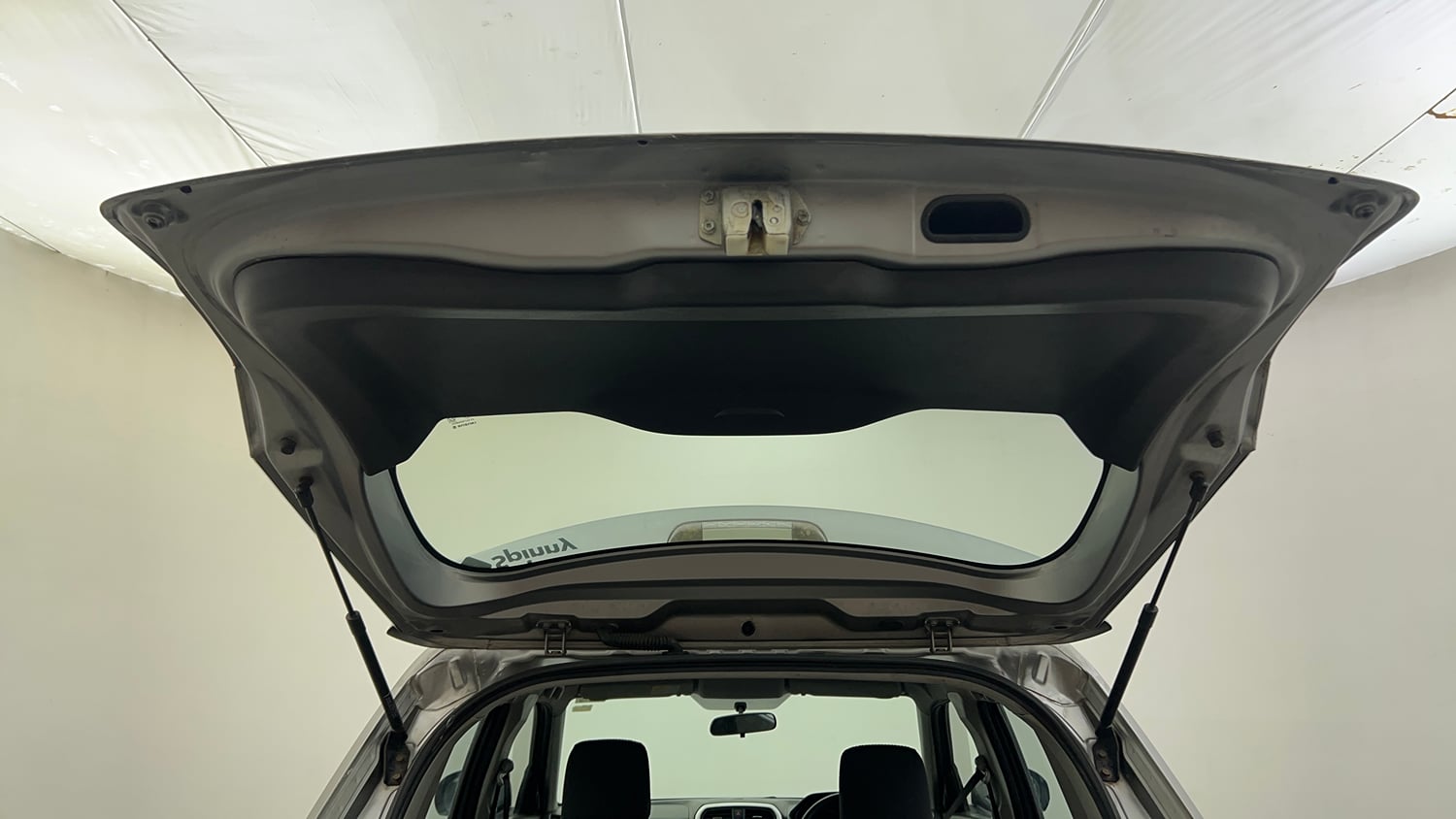 Used 2017 Maruti Suzuki Vitara Brezza [2016-2020] VDi Diesel Manual interior DICKY DOOR OPEN VIEW