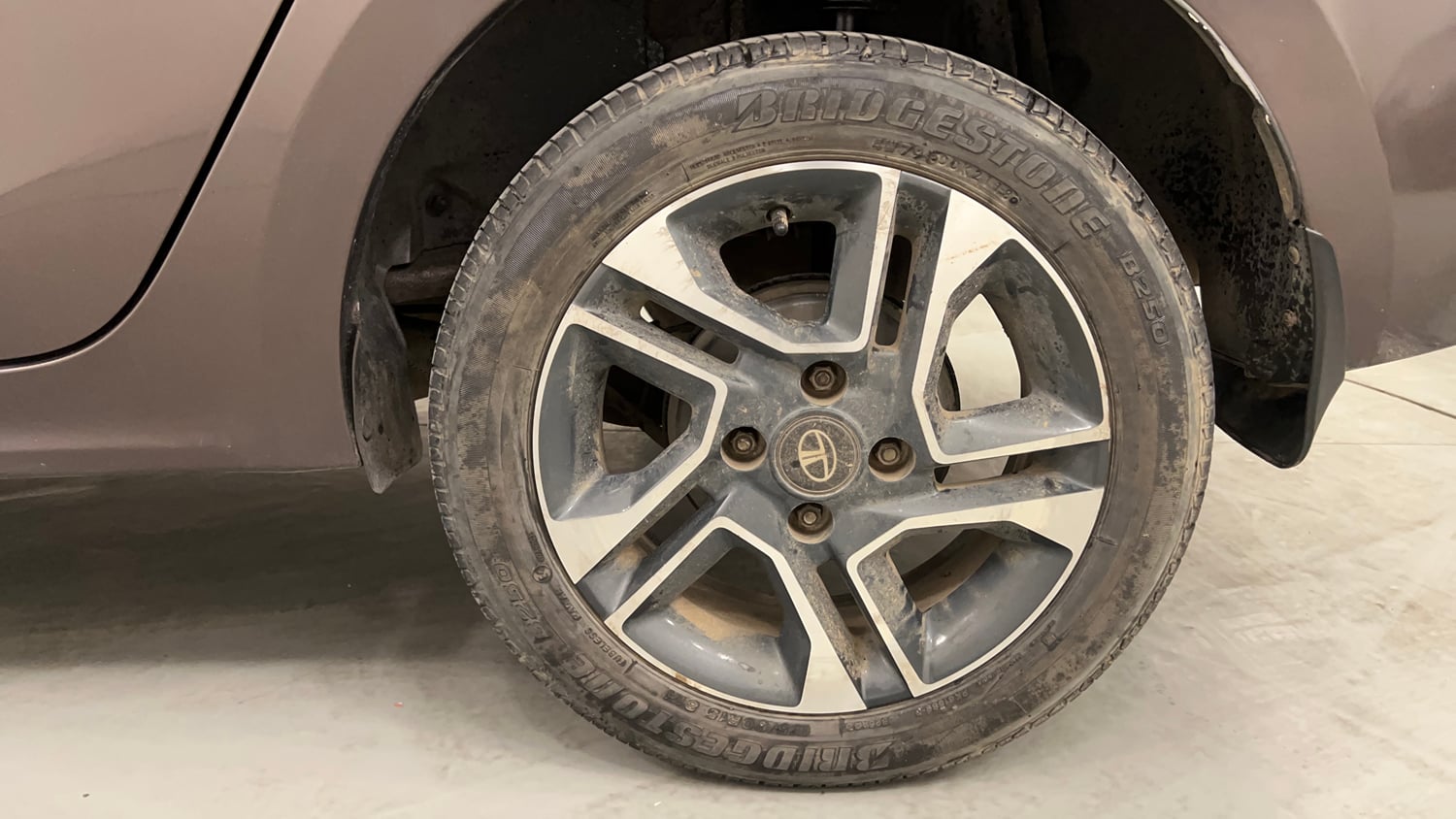 Used 2018 Tata Tigor Revotron XZA Petrol Automatic tyres LEFT REAR TYRE RIM VIEW