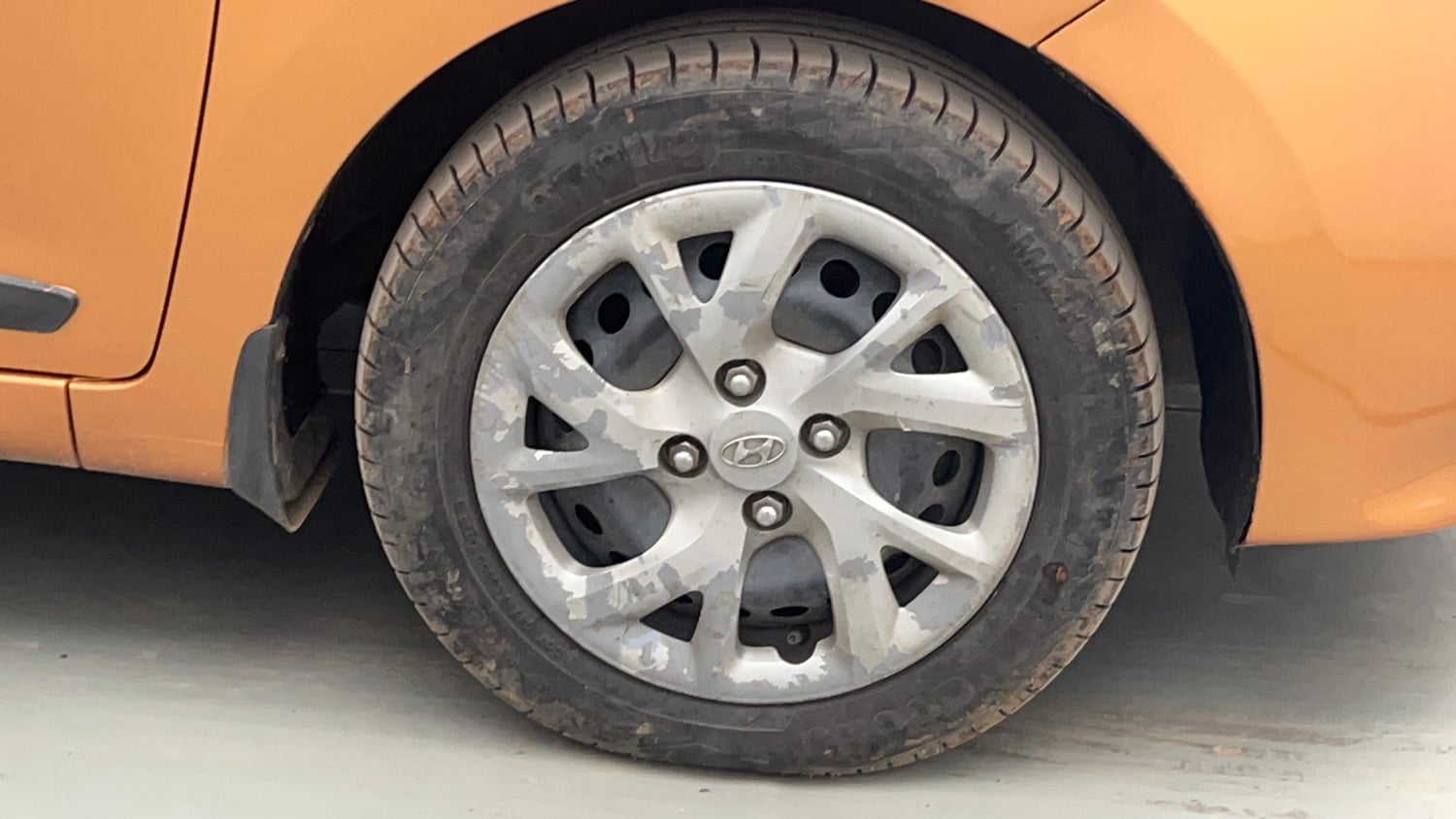 Used 2017 Hyundai Grand i10 Sportz (O) 1.2 Kappa VTVT Petrol Manual tyres RIGHT FRONT TYRE RIM VIEW