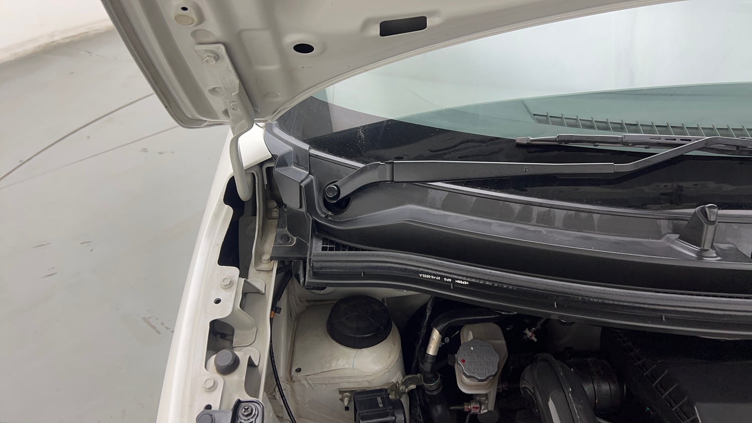Used 2024 Maruti Suzuki Wagon R VXI 1.0 Petrol Manual engine ENGINE RIGHT SIDE HINGE & APRON VIEW