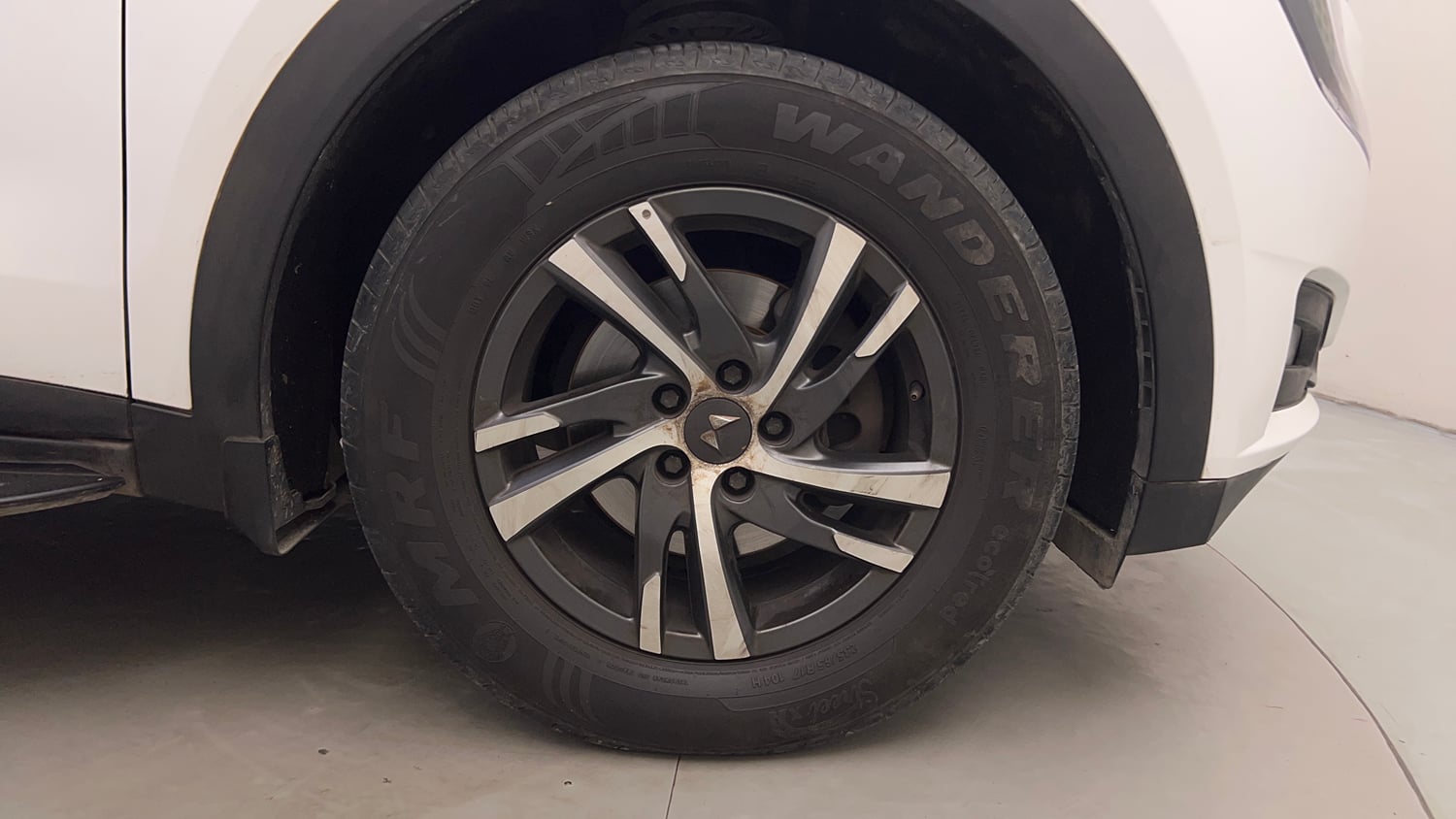 Used 2022 Mahindra XUV700 AX 5 Diesel AT 7 STR Diesel Automatic tyres RIGHT FRONT TYRE RIM VIEW