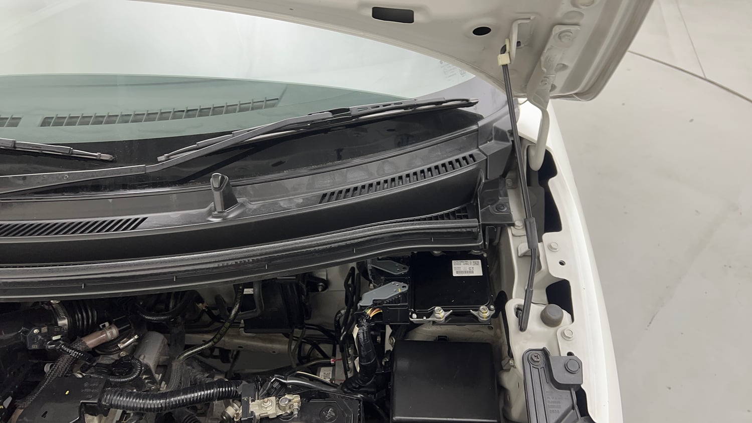 Used 2024 Maruti Suzuki Wagon R VXI 1.0 Petrol Manual engine ENGINE LEFT SIDE HINGE & APRON VIEW