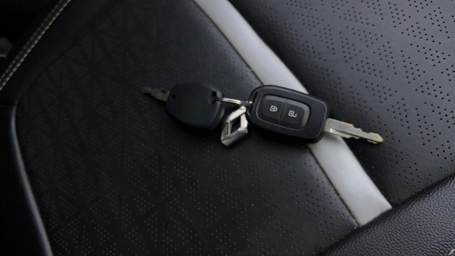 Used 2021 Renault Kwid RXT 1.0 AMT (O) Petrol Automatic extra CAR KEY VIEW