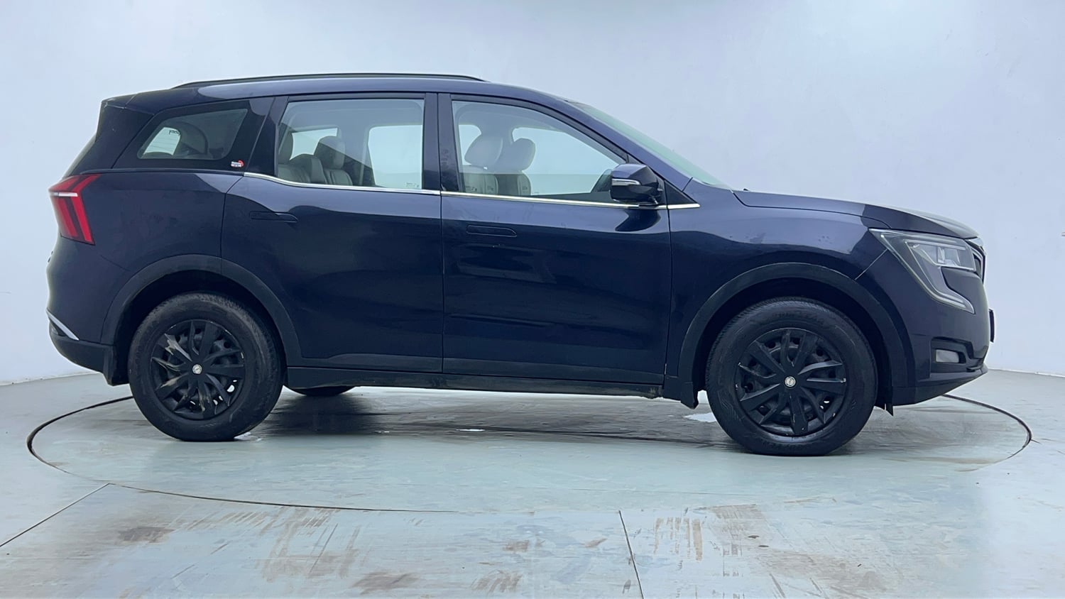 Used 2023 Mahindra XUV700 AX 3 Diesel MT 7 STR Diesel Manual exterior RIGHT SIDE VIEW