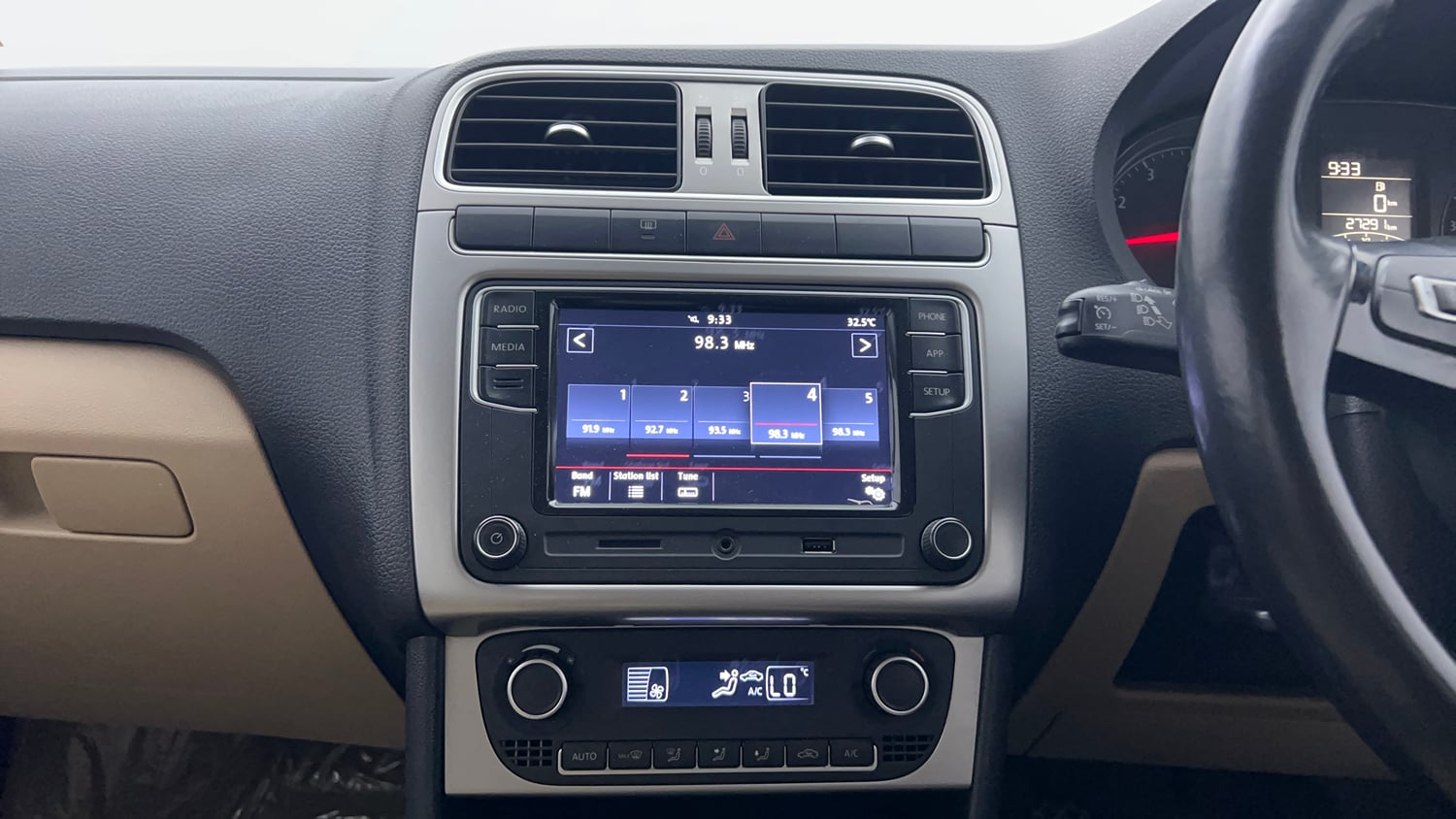 Used 2018 Volkswagen Ameo Highline1.2L Plus (P) 16 Alloy Petrol Manual interior MUSIC SYSTEM & AC CONTROL VIEW