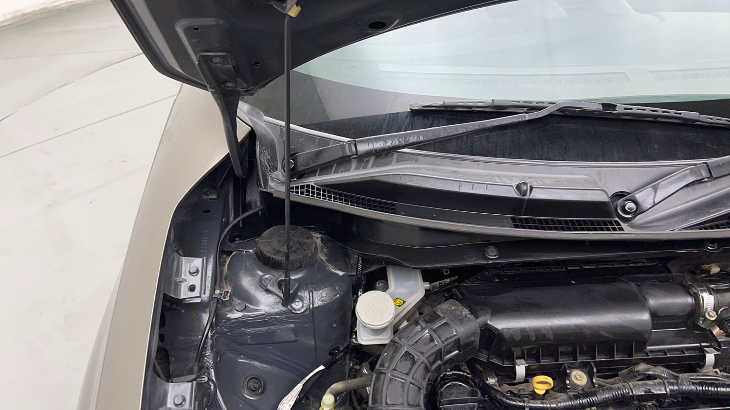 Used 2020 Maruti Suzuki Swift VXi Petrol Manual engine ENGINE RIGHT SIDE HINGE & APRON VIEW