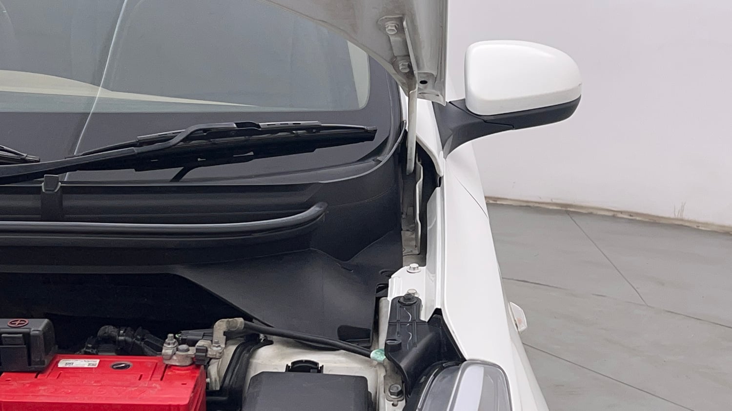 Used 2019 Hyundai Elite i20 Magna Plus 1.2 Petrol Manual engine ENGINE LEFT SIDE HINGE & APRON VIEW