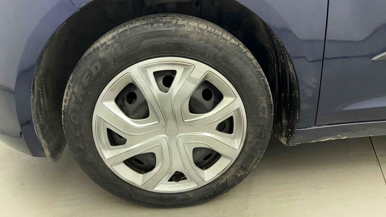 Used 2024 Tata Altroz XM Petrol Petrol Manual tyres LEFT FRONT TYRE RIM VIEW