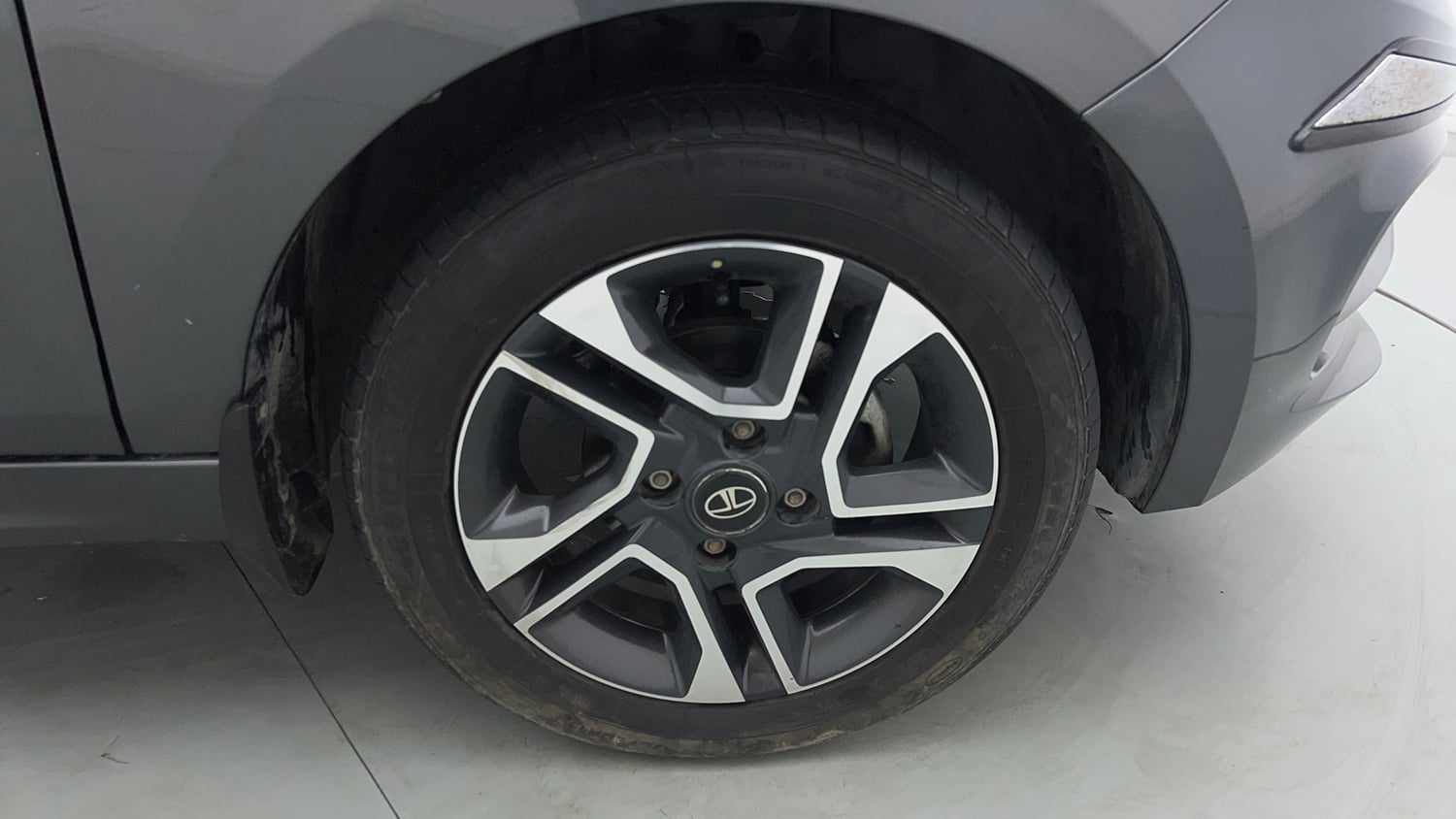 Used 2021 Tata Tigor XZ Plus Petrol Manual tyres RIGHT FRONT TYRE RIM VIEW