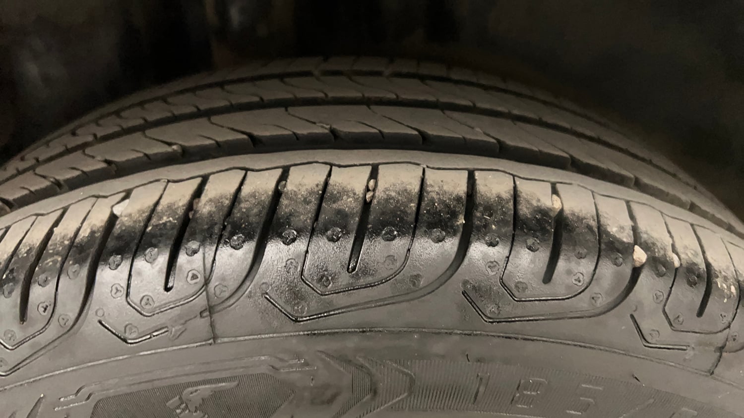 Used 2018 Volkswagen Ameo Comfortline 1.2L (P) Petrol Manual tyres RIGHT REAR TYRE TREAD VIEW
