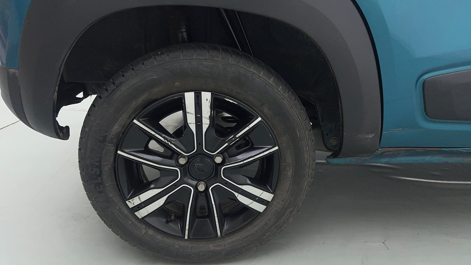 Used 2025 Renault Kwid CLIMBER 1.0 MT Petrol Manual tyres RIGHT REAR TYRE RIM VIEW