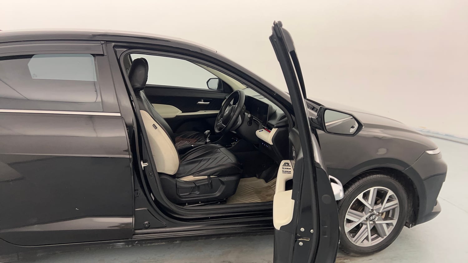Used 2023 Hyundai Verna SX 1.5 Petrol MT Petrol Manual interior RIGHT SIDE FRONT DOOR CABIN VIEW