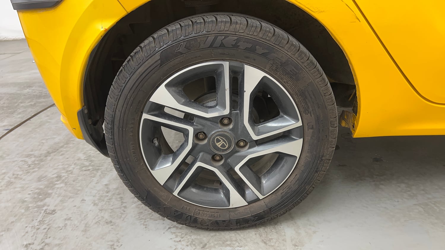 Used 2020 Tata Tiago XZA Plus Petrol Automatic tyres RIGHT REAR TYRE RIM VIEW