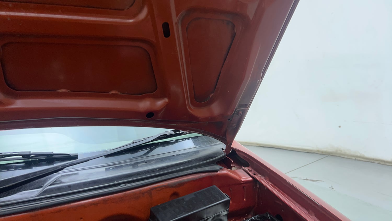 Used 2013 Maruti Suzuki Alto K10 VXi Petrol Manual engine ENGINE LEFT SIDE HINGE & APRON VIEW