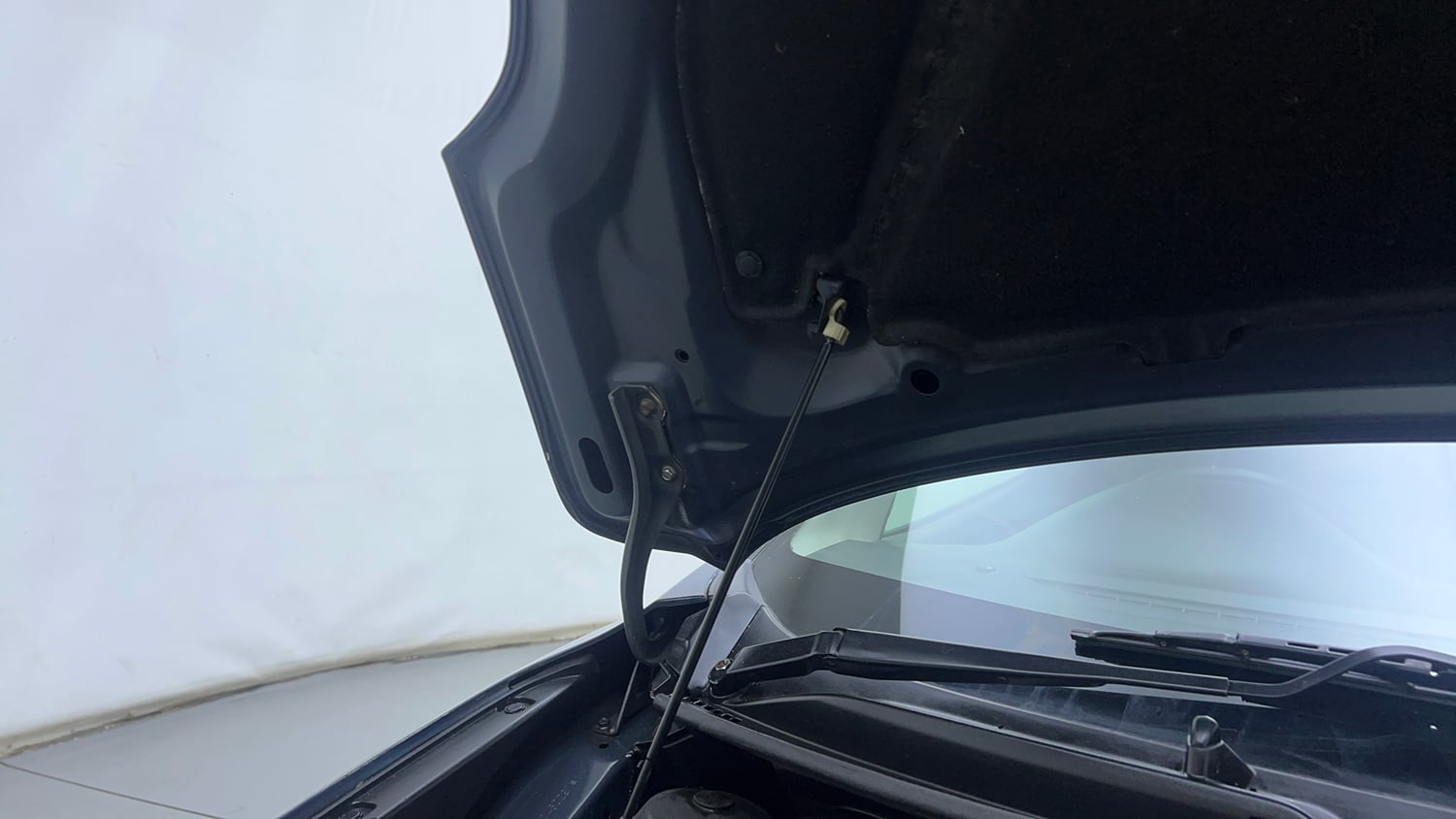 Used 2018 Maruti Suzuki Baleno Alpha 1.2 Petrol Manual engine ENGINE RIGHT SIDE HINGE & APRON VIEW