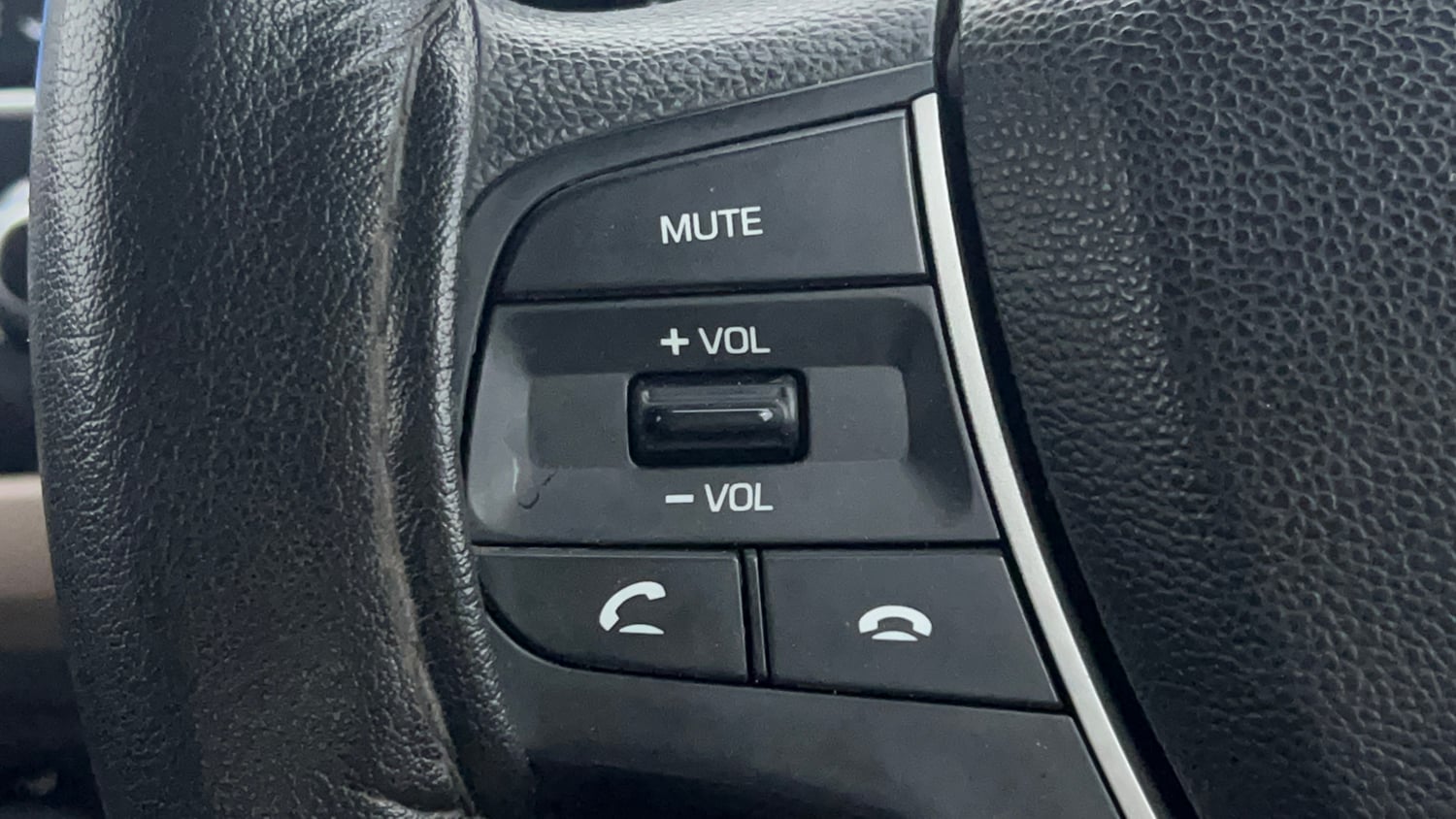 Used 2019 Hyundai Elite i20 Magna Plus 1.2 Petrol Manual top_features Steering mounted controls