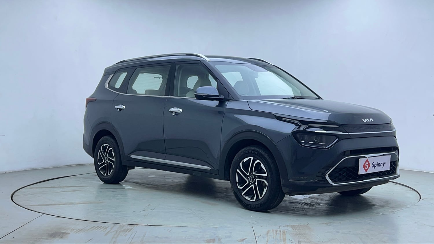 Used 2022 Kia Carens Luxury 1.4 Petrol 7 STR Petrol Manual exterior RIGHT FRONT CORNER VIEW
