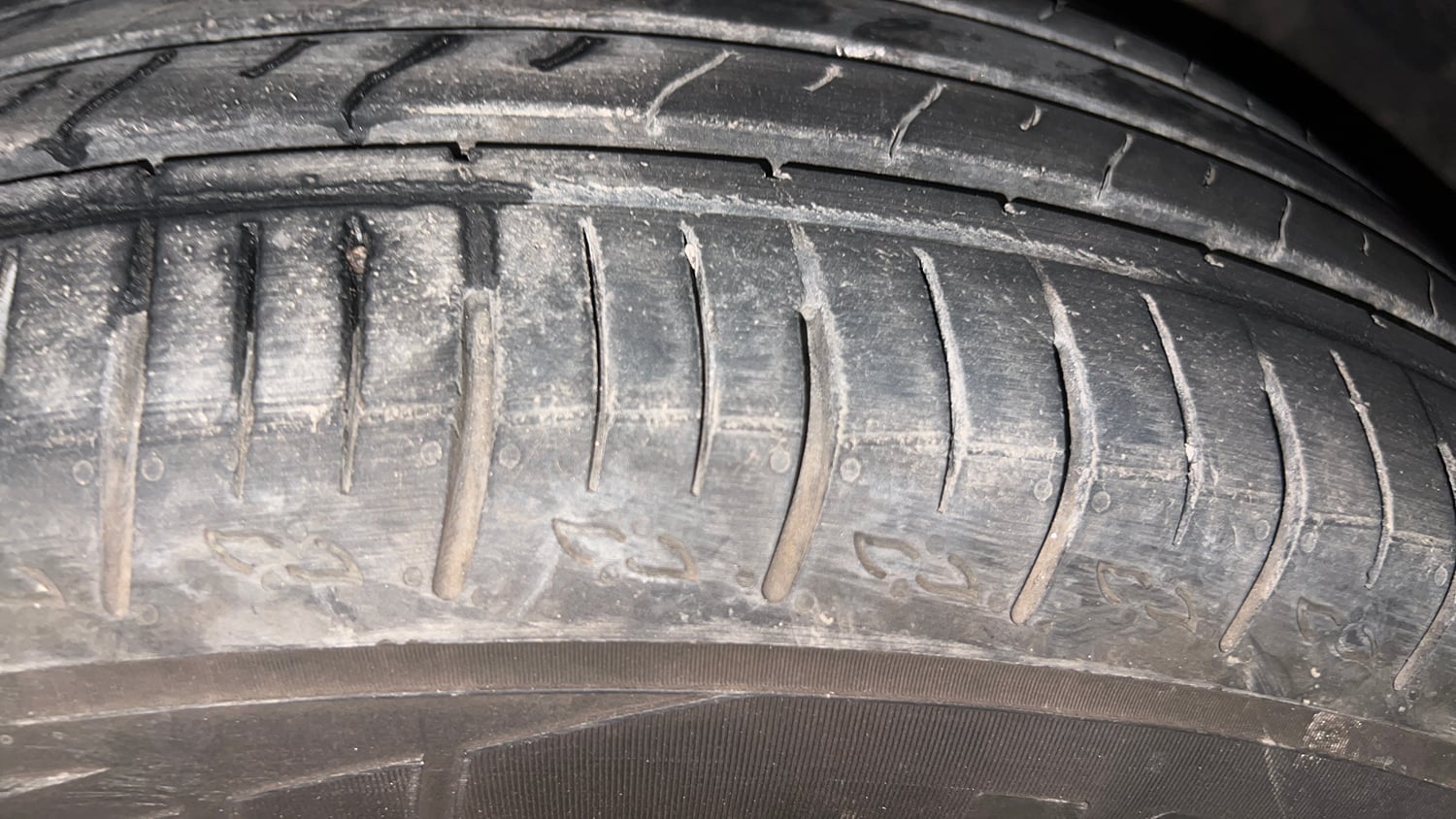 Used 2022 Mahindra XUV700 AX 5 Diesel AT 7 STR Diesel Automatic tyres RIGHT FRONT TYRE TREAD VIEW