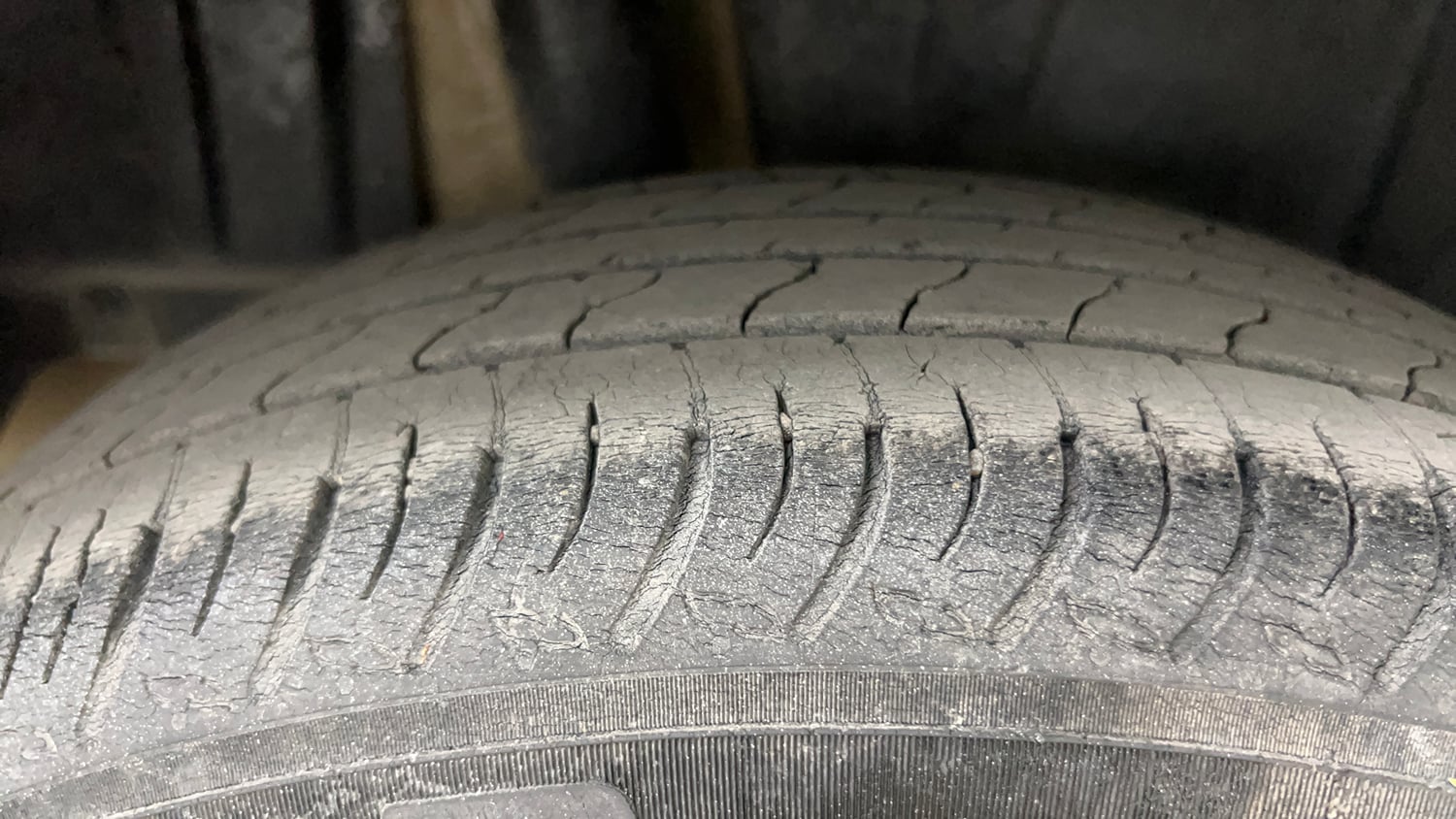 Used 2022 Maruti Suzuki XL6 Alpha MT Petrol Petrol Manual tyres RIGHT REAR TYRE TREAD VIEW