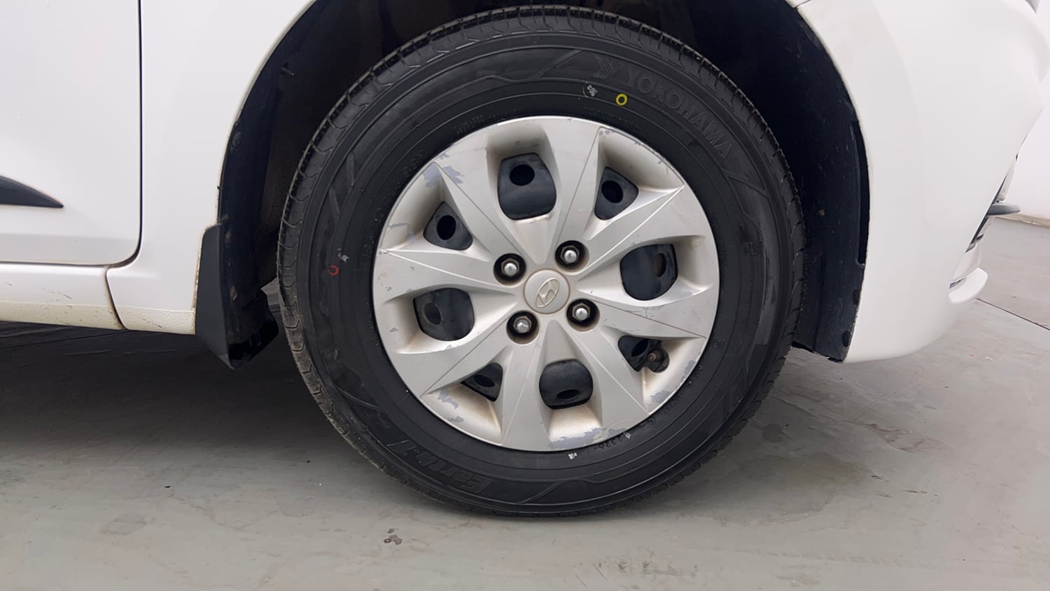 Used 2019 Hyundai Elite i20 Magna Plus 1.2 Petrol Manual tyres RIGHT FRONT TYRE RIM VIEW