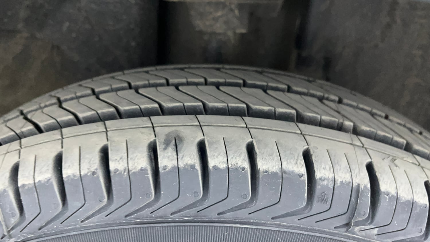 Used 2018 Renault Kwid 1.0 RXT AMT Petrol Automatic tyres RIGHT FRONT TYRE TREAD VIEW