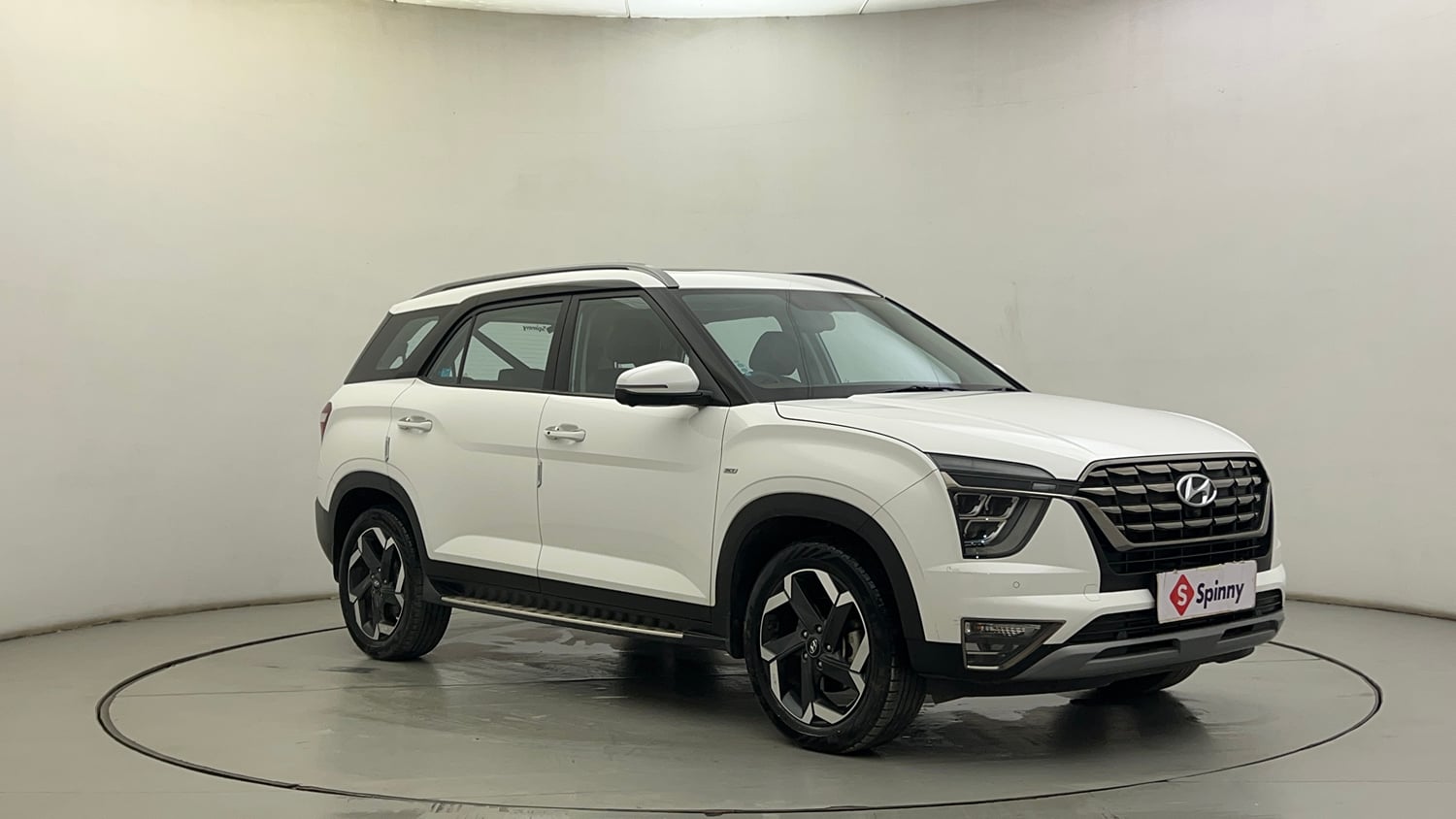 Used 2024 Hyundai Alcazar Signature (O) 7 STR 1.5 Petrol DCT Petrol Automatic exterior RIGHT FRONT CORNER VIEW