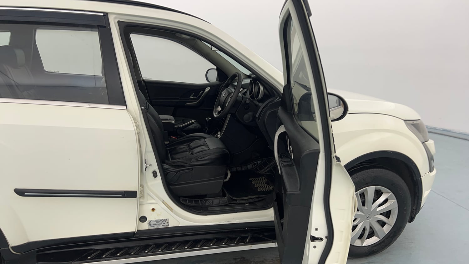 Used 2018 Mahindra XUV500 W7 AT Diesel Automatic interior RIGHT SIDE FRONT DOOR CABIN VIEW