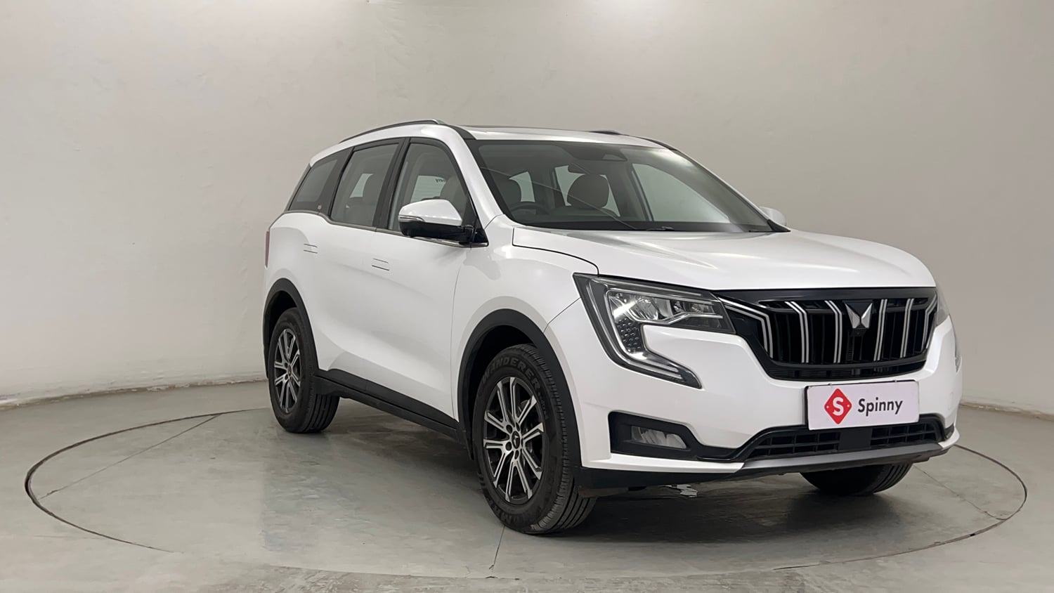 Used 2024 Mahindra XUV700 AX7 Luxury Pack Petrol AT 7 STR Petrol Automatic exterior RIGHT FRONT CORNER VIEW