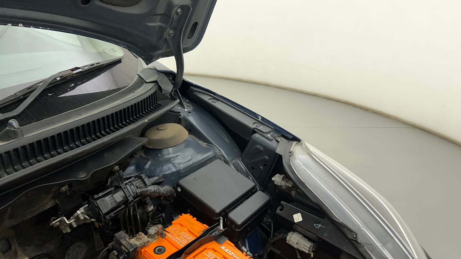 Used 2020 Maruti Suzuki Baleno Alpha Petrol Manual engine ENGINE LEFT SIDE HINGE & APRON VIEW