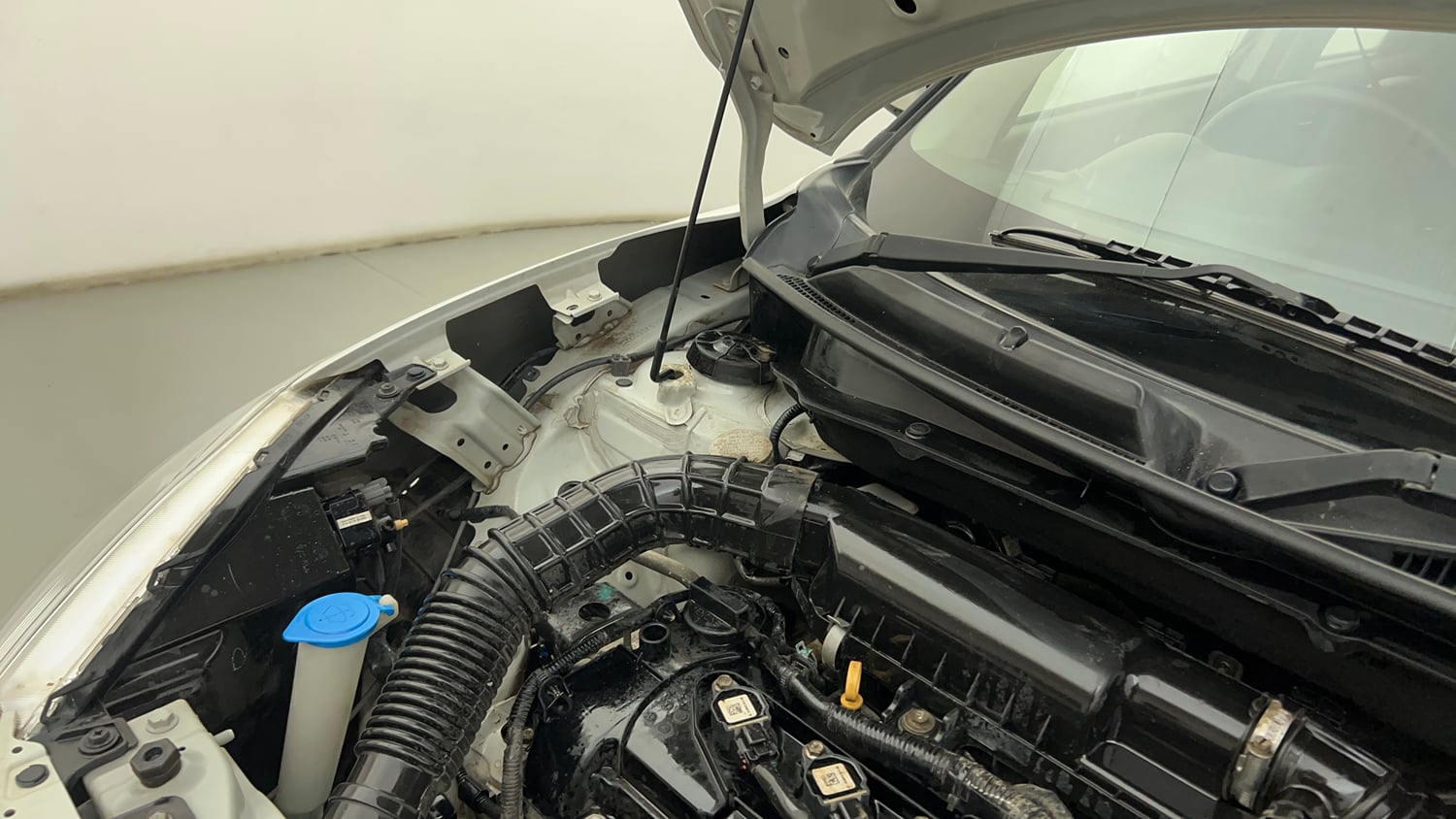 Used 2019 Maruti Suzuki Swift ZXi Petrol Manual engine ENGINE RIGHT SIDE HINGE & APRON VIEW